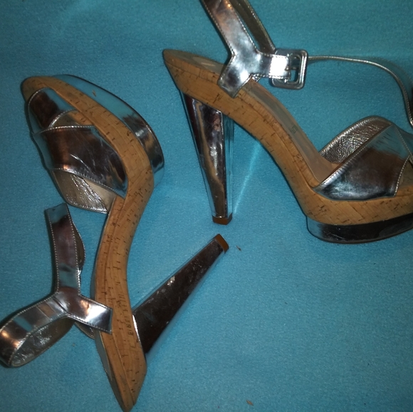 Louboutin sandals - Picture 2 of 3